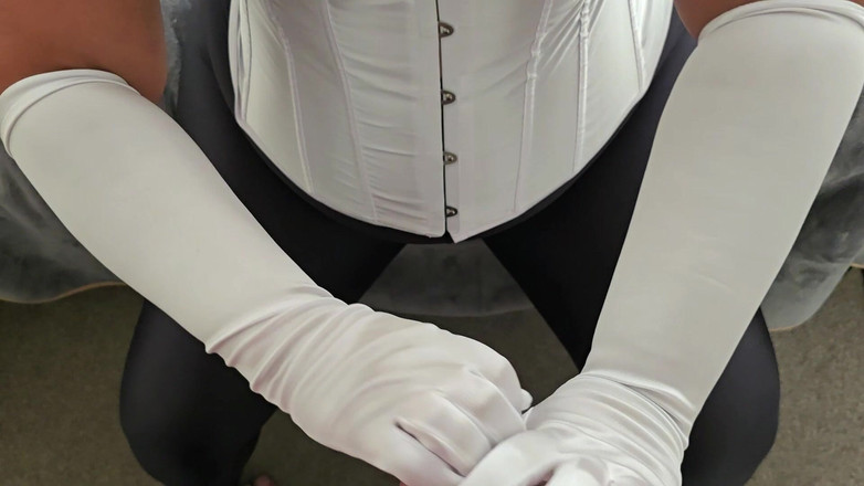 Slutty Ms B: Weißer satinhandschuh wichst