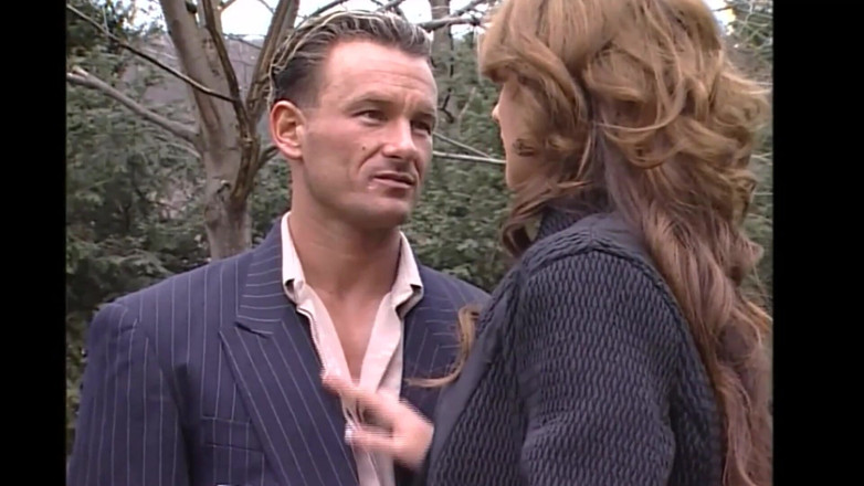 Vintage megastore: Dubbele penetratie voor een brunette in een Italiaanse vintage pornovideo