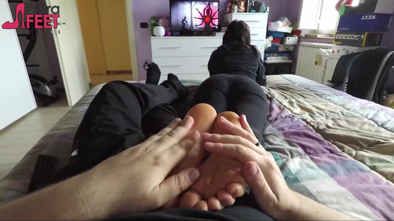 Foot Fetish HD: Seksowna Petra dotyka go stopami