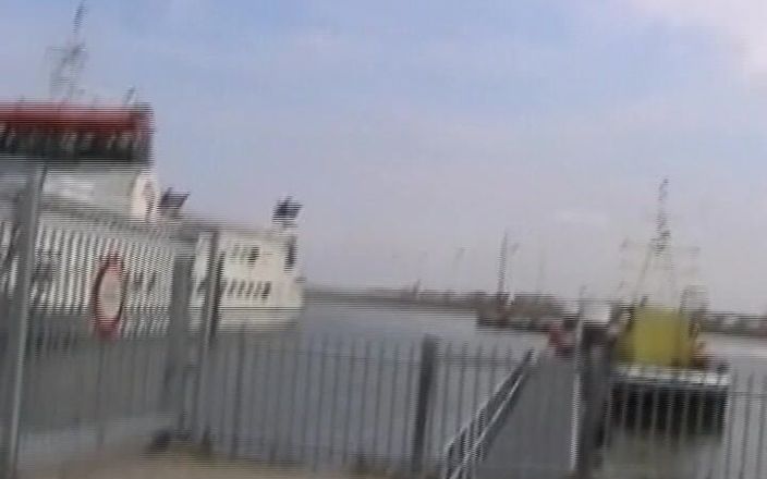 German Amateur Videos: Cewek amatir jerman ini suka banget pamer tubuh aduhainya di...