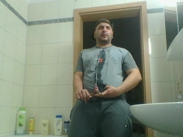 SmokedAlloy2: Dirtyjunkbro kencing di toilet