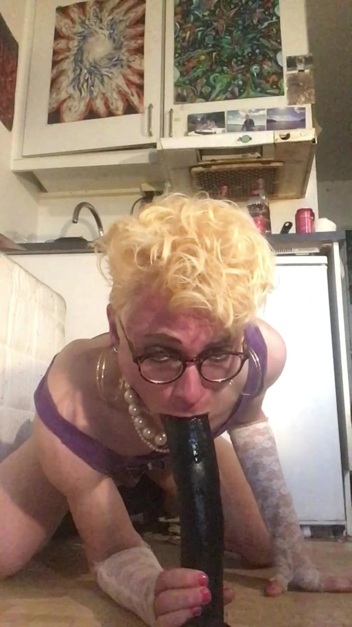 Sissy Cindy Slut: Худенькую блондинку-белую сучку Jes выставили на показ