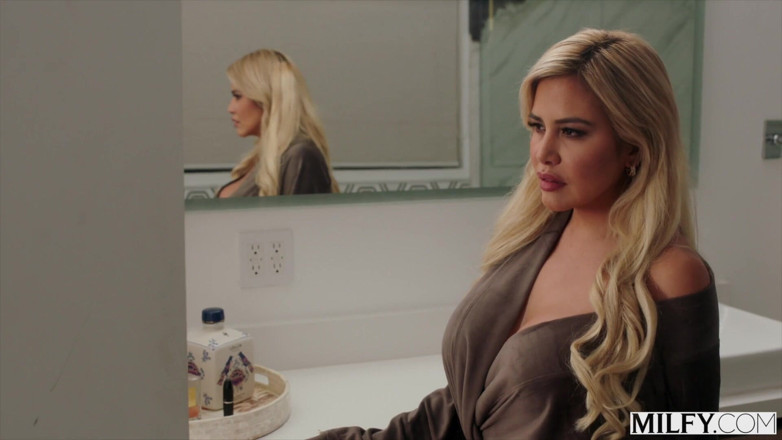 Milfy: Caitlin, MILF sexy, surprend un entrepreneur en train de se...