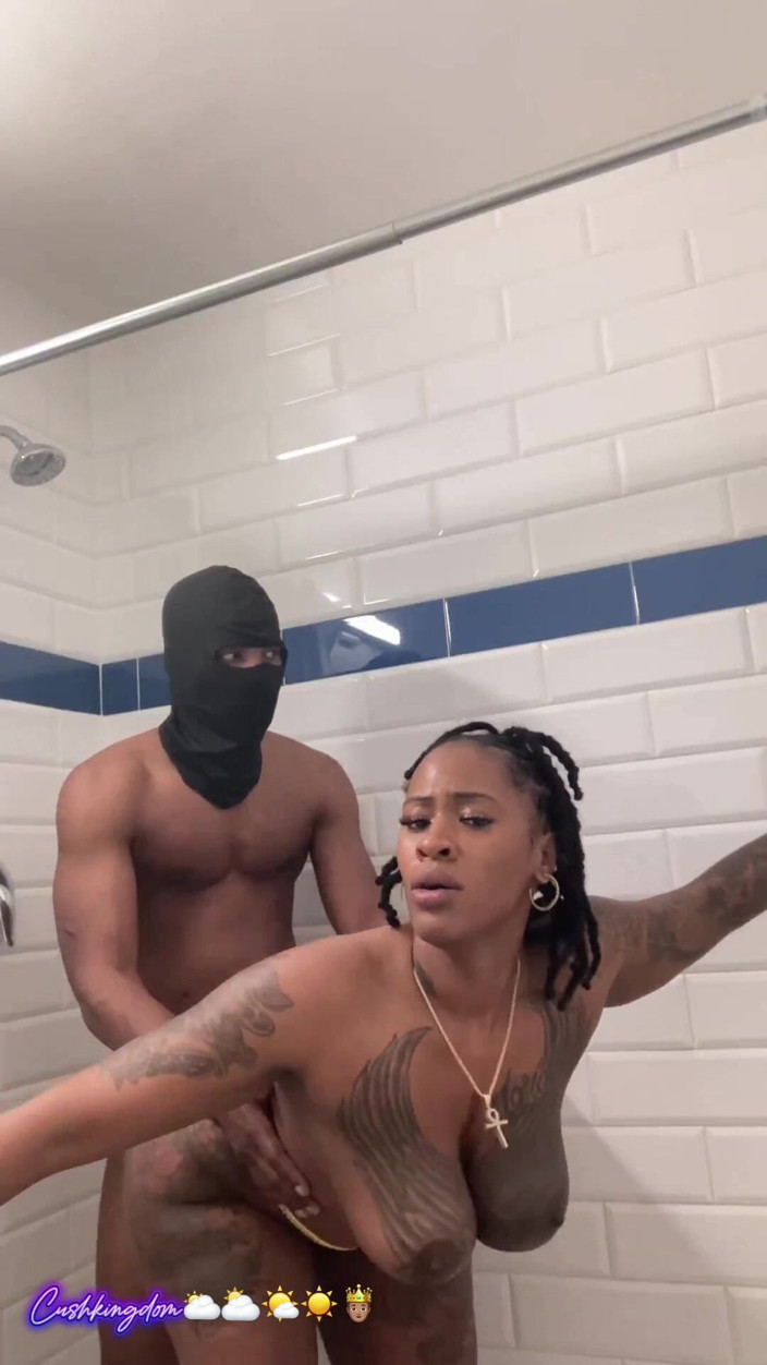 Onlyfanscushkingdom1: Dicke titten, dicke hintern, sexgöttin wird in der dusche hart...