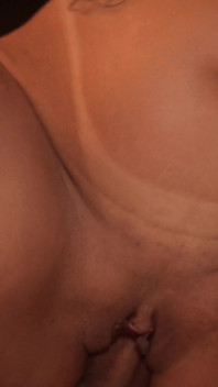 Hot MILF è sorpresa dall'enorme cazzo mostruoso del suo vicino e lo ingoia in profondità!
