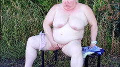 Zona901: Une belle-mère dans le parc se déshabille et se masturbe...
