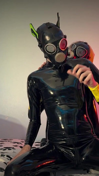 Doi cățeluși din latex: costume strălucitoare, atingere intimă și joacă pasională cu switch-uri