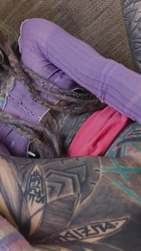L'hippie tatuato si fa scopare analmente un grosso giocattolo e si fa scopare da un vero grosso cazzo