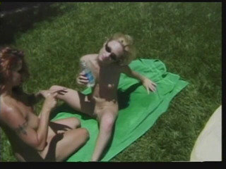 Hot Girlz: Gut aussehende MILf wird gefingert