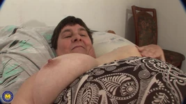 Sjaan, grosse Hollandaise mature, adore jouer avec elle-même