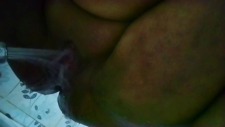 Aria Mia: Masturboval jsem při telefonování s nevlastním otcem na záchodě.