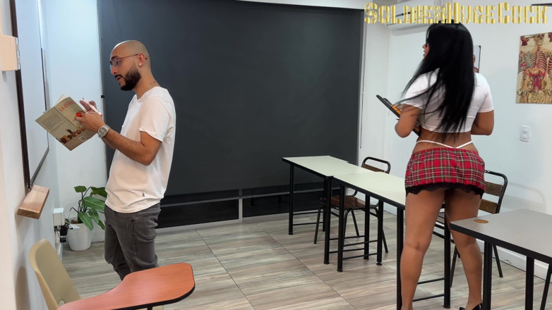 SoldierHugeCock: Estudante tesuda seduz professor mostrando-lhe seus vídeos pornô