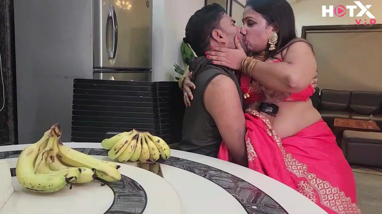 Indianxxx nude: Indická milfka s obrovskými prsy Bhabhi svléká sárí a šuká s...
