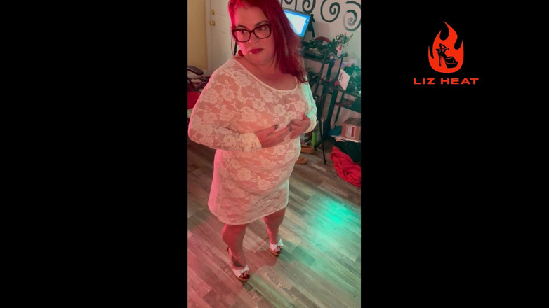 Liz Heat: Zralá sexy manželka v Clog Podpatcích a prádle masturbuje