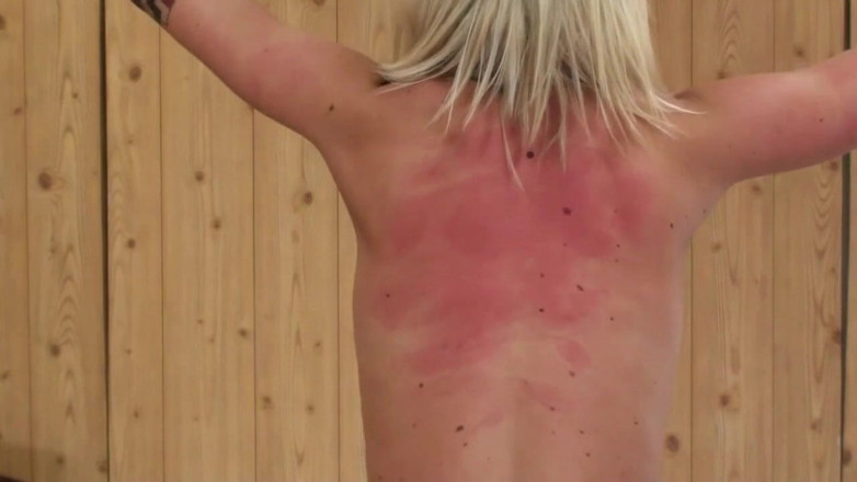 Spanking Server: Cora, versaute blondine verdient peitsche mit nacktem rücken
