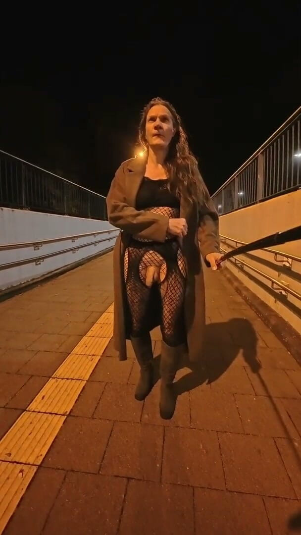 Slut Bella: Nago na dworcu kolejowym i w mieście
