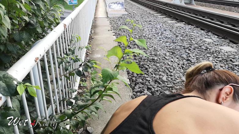 Wet Kelly: Riskanter sex in der Öffentlichkeit in der Nähe der Eisenbahnstrecke