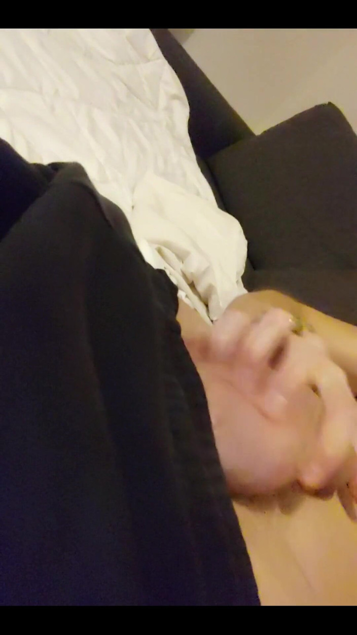 Boy jerking off: Я останусь в доме и играю с моим членом