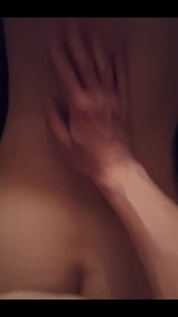 La notte è l'ora del culo. Soprattutto con un culo rotondo così bello. Tu cosa ne pensi? Per vedere di più?