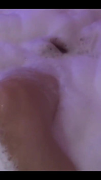 O matură frumoasă de 58 de ani nu mai poate rezista și lasă jacuzzi să fie futută