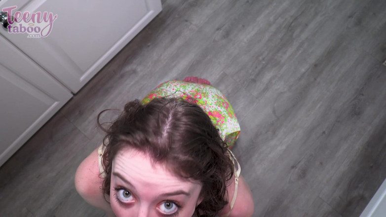 Teenytaboo: Babysitter da banco