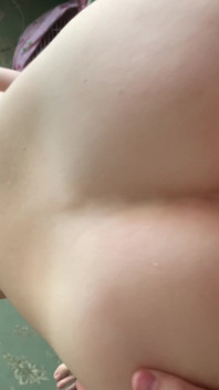 내 이복 여동생이 내 자지에 앉아 그녀의 보지에 사정해.