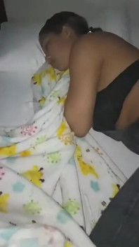 Mi vecina no puede montar la motocicleta pero ella no falla en sacar mi polla de sus pantalones!