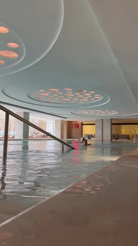 Spada kırmızı bikinili seksi Monika Fox