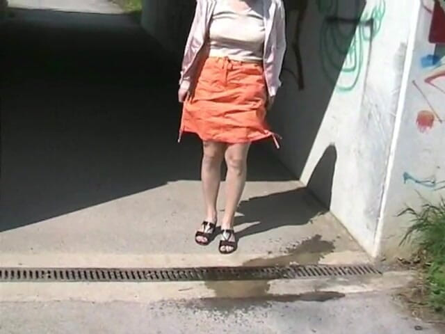 Femdom Austria: Pisse sous le pont