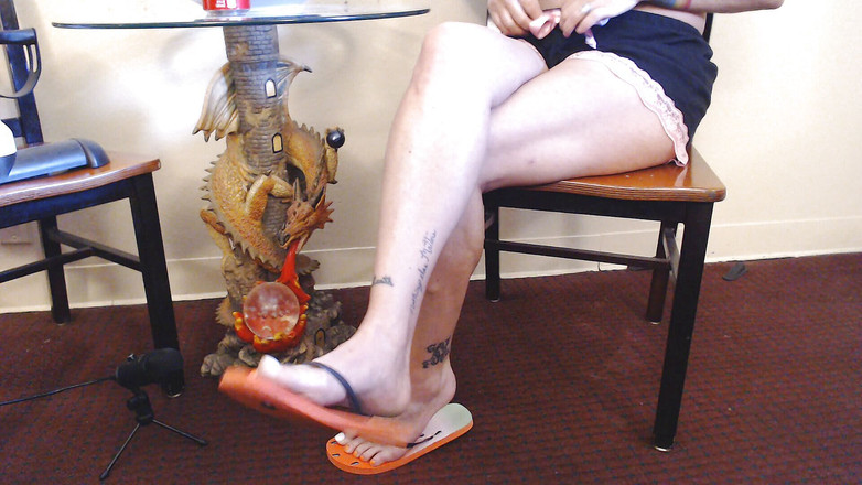 Abby Anna: ASMR flip flop menampar kaki bersilang