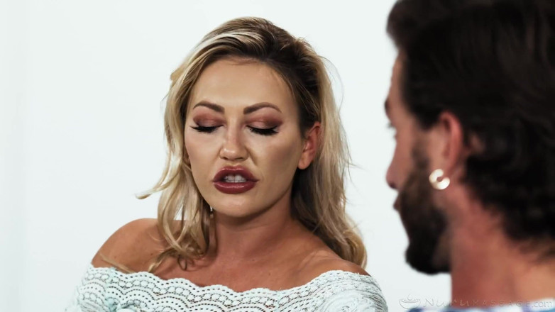 Nuru Massage: Masaż Nuru - Niegrzeczna lesbijka Adira Allure zdradza żonę z męskim pracownikiem...