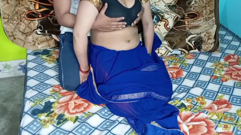 Manjushukla: Proaspăt bhabhi sexy în culoarea albastră sari.