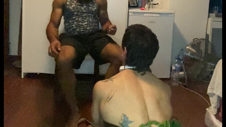 Wesley Bull: Una sottomessa ben addnata che si gode i miei piedi