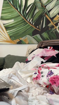 Ateşli seksi uzun bacaklı büyük memeli kızıl saçlı moda için geliyor ve iç çamaşırı denemesi erotik külotsuz gösteriye dönüşüyor