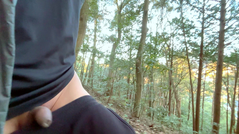 hueikun: Förhudspojke som blinkar i trä och kissa