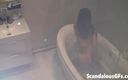 Scandalous GFs: Minha garota se masturbando antes de saltar na banheira para...