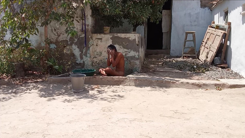 Mukesh Solanki: Mukesh Solanki fa il bagno