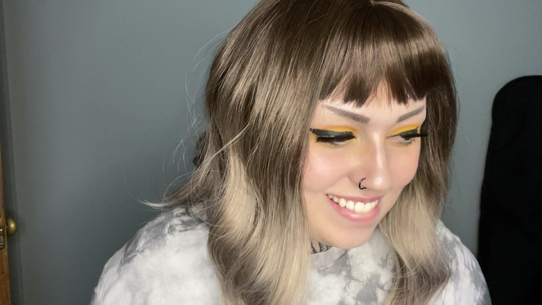 Miss Valentina: Дрочити в ліжку поруч з дружиною