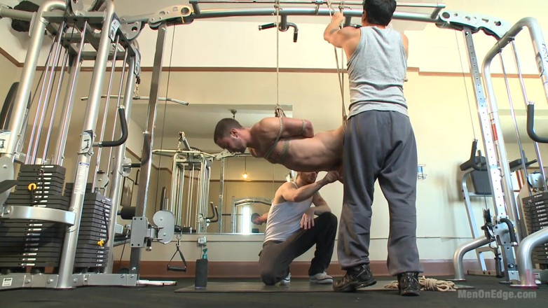 Men on Edge: Gym-jock neergehaald en scherp tegen zijn wens