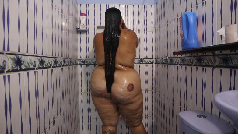 Lexly_16: Molliges mädchen duscht und zeigt alle ihre muschi und titten...