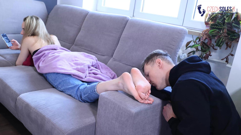 Czech Soles - foot fetish content: Přítelkyně páchnoucí uctívání nohou