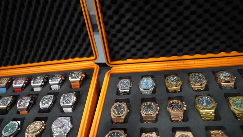 Teddy Tarantino: Teddy Tarantino yeni rolex alıyor ve gırtlağına kadar sikişiyor Alexa...