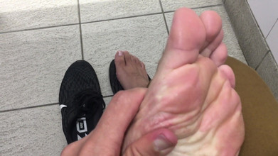 Manlyfoot: 今日、誰かが私の足を崇拝しに来なかったら、私は自分でこの足の指を吸わなければならないと思います