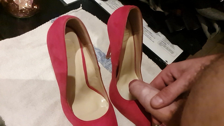 Milosbroz: Pumps lindos e sensuais da amiga da minha namorada.