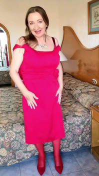 Quente peituda milf em roupa vermelha do striptease