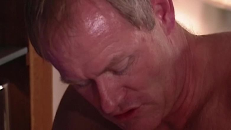 XXXEROTICONLY: レトロなスリーサム、ブロンドのスラット、口に射精が入った