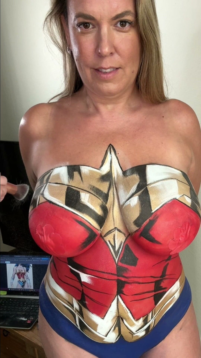 Maisie Lewis: Maisie lewis verwandelt sich in Wonder woman