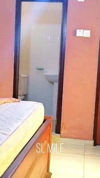 Il ragazzo delle consegne di kFC ha bussato alla porta mentre scopavo mia moglie