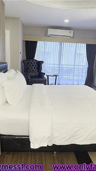 Une maîtresse asiatique à grosse bite baise une star du porno à gros cul sans capote dans les coulisses