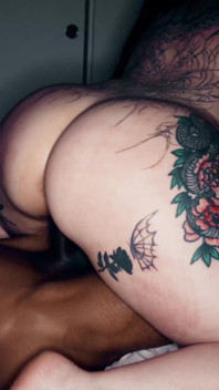 Goldene Duschen, Zungenanal, Creampies und Gesichtsbesamung für tätowierte dralle brünette